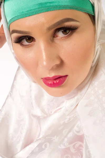 Bir Kadında Bir Hijab Kızın Başı Büyük Yeşil Taş Süslemeleri — Stok fotoğraf