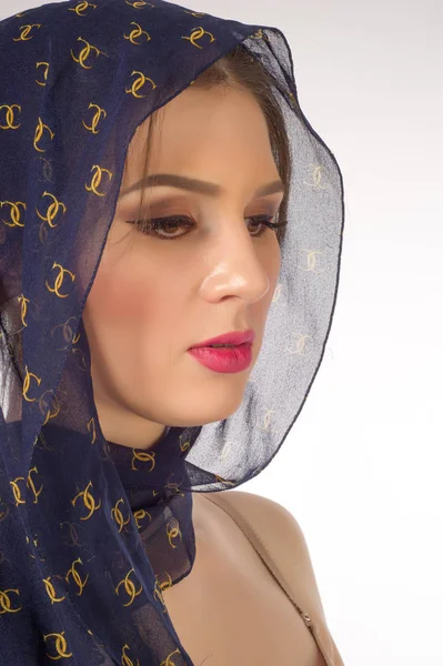 Moslim mooie meisje in de rode jurk en de hijab — Stockfoto