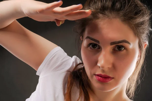 Retrato Menina Muito Bonito Uma Camiseta Branca — Fotografia de Stock