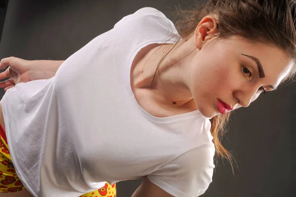 Hermosa Chica Ropa Interior Los Hombres Sobre Fondo Gris — Foto de Stock