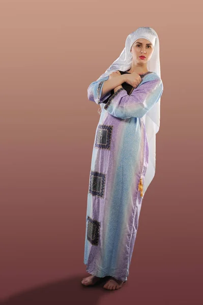 Красивая Девушка Мусульманка Хиджабе Изображение Мусульманской Девушки Держит Коран Вертикальный — стоковое фото
