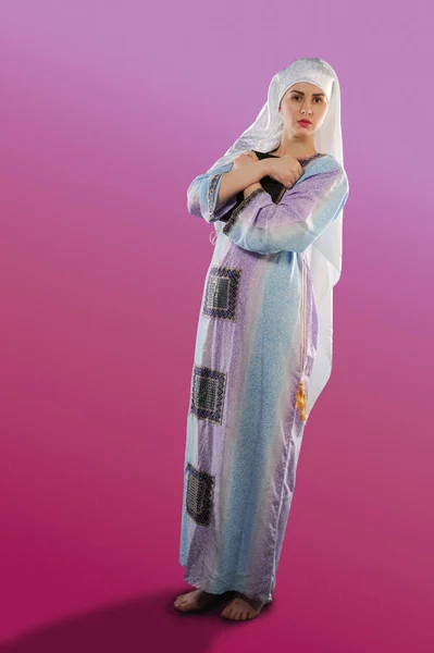 Vacker Flicka Muslim Bära Hijab Bilden Muslimsk Flicka Håller Qoran — Stockfoto