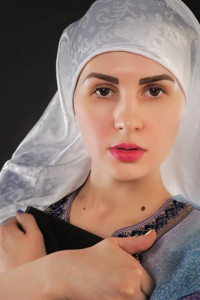 Uma Rapariga Bonita Muçulmana Usar Hijab Imagem Menina Muçulmana Está — Fotografia de Stock