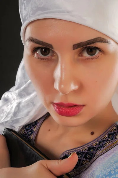 Piękna Dziewczyna Muzułmaninem Noszenie Hidżabu Holding Koranu Wizerunek Muzułmanin Dziewczyna — Zdjęcie stockowe