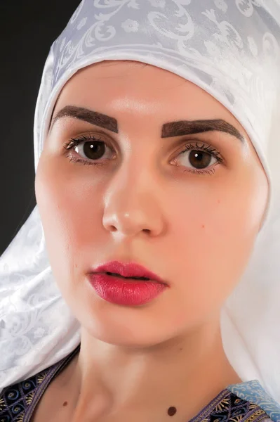 Uma Rapariga Bonita Muçulmana Usar Hijab Imagem Menina Muçulmana Está — Fotografia de Stock