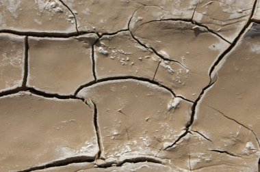 Çatlaklar zemin dokusuna. Dünya parlak güneşin altında kırık