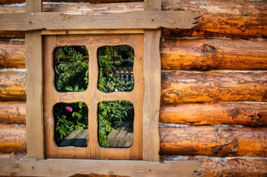 Doku penceresinde ahşap bir ev. Stilize antik