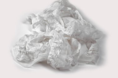 doku dantel. iyi bir açık kumaş, pamuk veya ipek, genellikle birini döngü, büküm veya desenleri iplik örgü tarafından yapılan ve özellikle hazır giyim süsleme için kullanılan.