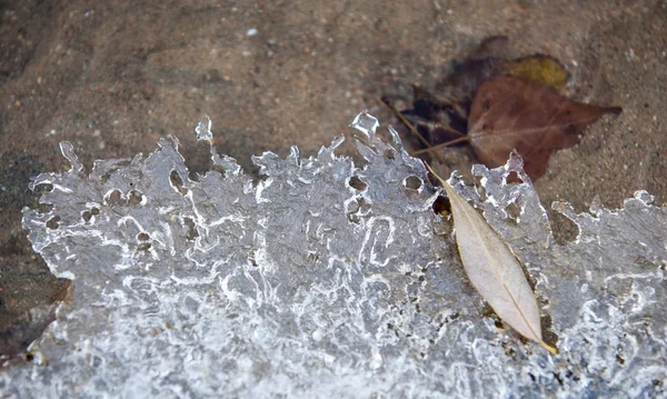 水の氷石のテクスチャ 水の流れる内乱流山 — ストック写真