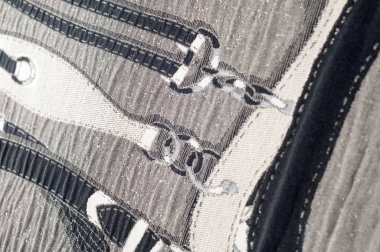 doku dantel. iyi bir açık kumaş, pamuk veya ipek, genellikle birini döngü, büküm veya desenleri iplik örgü tarafından yapılan ve özellikle hazır giyim süsleme için kullanılan.