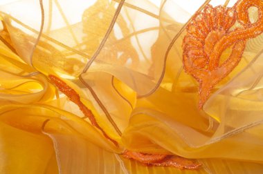 doku dantel. iyi bir açık kumaş, pamuk veya ipek, genellikle birini döngü, büküm veya desenleri iplik örgü tarafından yapılan ve özellikle hazır giyim süsleme için kullanılan.