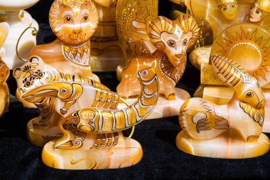 Selenit, saten spar, çöl gülü ve alçı çiçek