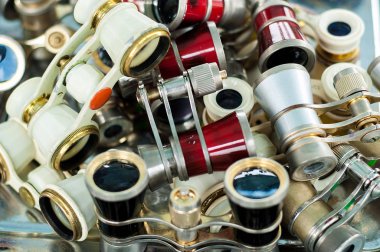 Opera gözlük. opera veya tiyatro kullanmak için küçük dürbün.