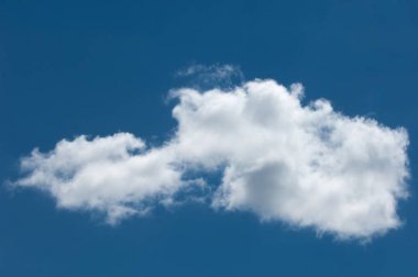 kümülüs bulut, birbirlerine oldukça düşük irtifada düz bir üs yukarıda heaped kitleleri oluşturan bir bulut yuvarlak.