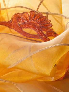 doku dantel. iyi bir açık kumaş, pamuk veya ipek, genellikle birini döngü, büküm veya desenleri iplik örgü tarafından yapılan ve özellikle hazır giyim süsleme için kullanılan.