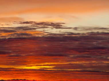 Doku, arka plan. bulutlar gündoğumu günbatımı. Gökyüzü arka plan üzerinde gündoğumu. Doğa kompozisyon.