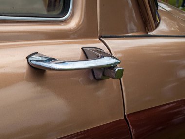 31.07 2015 Rusya Tataristan. Yelabuga, işçinin Fuarı. Eski model araba. Eski model bir araba sepya rengi tonda görüntüsünü kapatmak