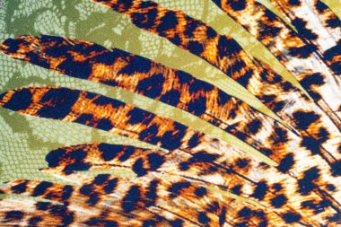 doku dantel. iyi bir açık kumaş, pamuk veya ipek, genellikle birini döngü, büküm veya desenleri iplik örgü tarafından yapılan ve özellikle hazır giyim süsleme için kullanılan.