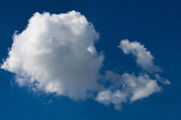 Cumulus Pilvi Pilvi Muodostaa Pyöristetty Massat Kasataan Toisiaan Yläpuolella Tasainen — kuvapankkivalokuva
