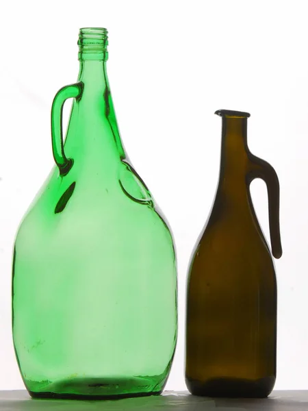 Butelki, kolby. kontener, zwykle wykonane ze szkła lub tworzywa sztucznego i z wąską szyjką, używane do przechowywania napojów lub innych płynów. — Zdjęcie stockowe