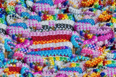 Sorunsuz doku, arka plan. Women's boncuklar. Küçük öğeler başka bir formu veya bir iş parçacığında sinirli boncuk şeklinde boyun dekorasyonda etrafında giymek.