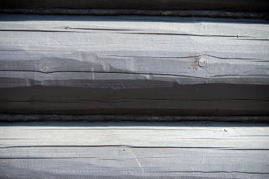 Doku, arka plan. Evin ahşap günlükleri monte edilir.