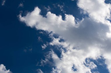 Doku, arka plan. Bulutlar, gökyüzü bir helikopterden fotoğraflandı. yoğun su buharı atmosfer, genellikle yüksek yerden yüzen görünür bir kitle.