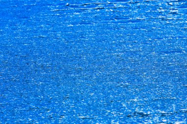 Doku, arka plan, desen. su Havuzu. Dalgalanma su havuzunda güneşin yansıması ile. Mavi su yüzme havuzu güneş yansımaları ile