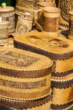 doku, arka plan. Huş kabuğu yapılan el sanatları. Ürün üzerinde bulunmakta: bal, şeker, un, tuz, kahve. Kuzey Amerika kağıt kullanılan birch, Betula papyrifera, geçirimsiz kabuğu,