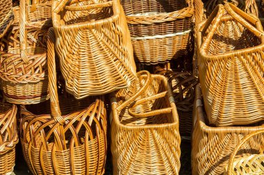 doku, arka plan. Willow twigs hasır öğeleri. Sepetler, göğüsler. Mücevher tasarımcısı interera