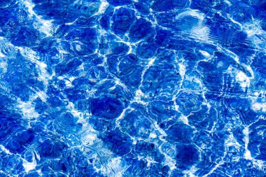 Doku arka plan. Doku arka plan. Havuzda su sayacı ışıkta fotoğraflandı. Dalgalar üzerinde güneş parlamayı