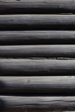 Doku, arka plan. Evin ahşap günlükleri monte edilir. Bir günlük ev yaptım çam, sedir, larch. Siyah boyalı günlükleri ahşap ev.