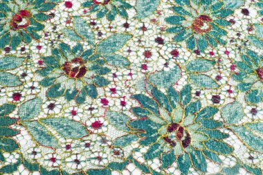 doku dantel. iyi bir açık kumaş, pamuk veya ipek, genellikle birini döngü, büküm veya desenleri iplik örgü tarafından yapılan ve özellikle hazır giyim süsleme için kullanılan.