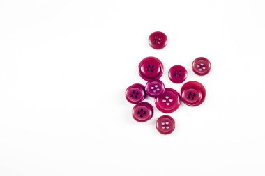 dikiş düğmeleri koleksiyonu. Bir iş parçacığı ile çeşitli dikiş düğmeleri.