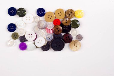 dikiş düğmeleri koleksiyonu. Bir iş parçacığı ile çeşitli dikiş düğmeleri. izole. Beyaz arka plan üzerinde çeşitli dikiş düğme topluluğu.