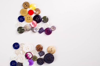 dikiş düğmeleri koleksiyonu. Bir iş parçacığı ile çeşitli dikiş düğmeleri. izole. Beyaz arka plan üzerinde çeşitli dikiş düğme topluluğu.