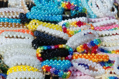 Kadın bilezik renkli camdan. bir süs bandı, çember veya kol ve bilek üzerinde yıpranmış zinciri.