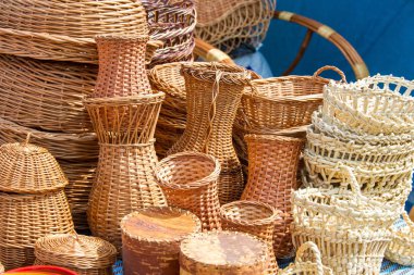 Willow twigs dokuma sepetleri. tutun veya genellikle baston veya tel örgü şeritler yapılan şeyler, gerçekleştirilmesi için bir Konteyner-Büro düzenlemeleri.