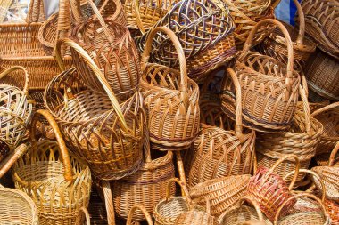 Willow twigs dokuma sepetleri. tutun veya genellikle baston veya tel örgü şeritler yapılan şeyler, gerçekleştirilmesi için bir Konteyner-Büro düzenlemeleri.