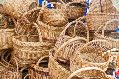 Willow twigs dokuma sepetleri. tutun veya genellikle baston veya tel örgü şeritler yapılan şeyler, gerçekleştirilmesi için bir Konteyner-Büro düzenlemeleri.