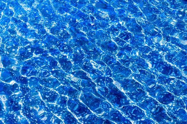 池中的水 阳光的反射在游泳池中的水波纹 蓝色的海水游泳池与太阳的几点思考 — 图库照片