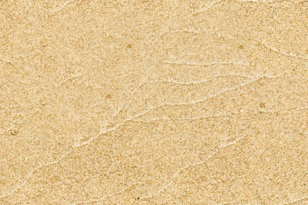 Playa de arena en el río. Granos sueltos de cuarzo u otros sólidos m — Foto de Stock