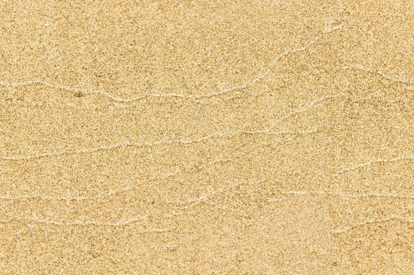 Playa de arena en el río. Granos sueltos de cuarzo u otros sólidos m —  Fotos de Stock