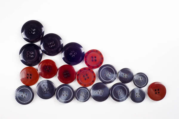 Collection de boutons à coudre. Divers boutons à coudre avec un fil . — Photo
