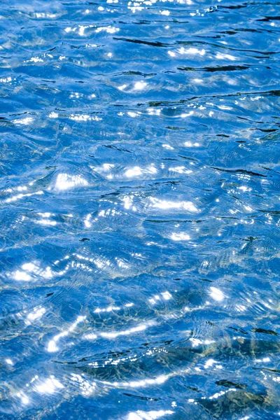 Textura Fundo Água Piscina Fotografada Sob Luz Contador Brilho Sol — Fotografia de Stock
