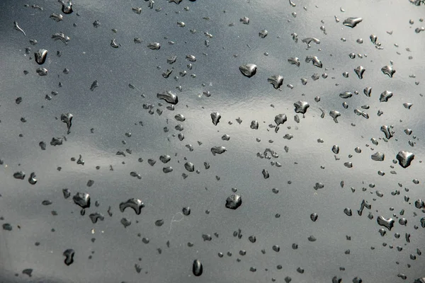 Textur, Hintergrund. Regentropfen. auf der Lackierung des Fahrzeugs. — Stockfoto