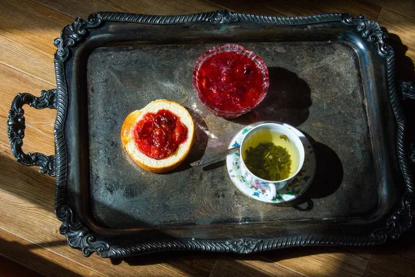 Reggeli jam szilva zöld tea egy régi ezüst tálca — Stock Fotó