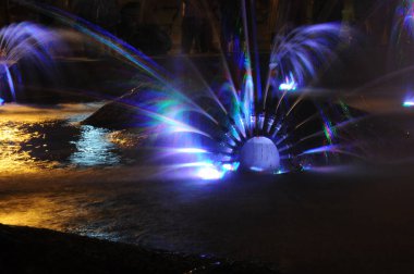 Çeşme jet sıvı yukarı doğru boru delik ya da basınç kuvveti atılır. Lumiere çeşme. ritmik ışık efektleri