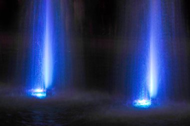Çeşme jet sıvı yukarı doğru boru delik ya da basınç kuvveti atılır. Lumiere çeşme. ritmik ışık efektleri