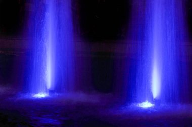 Çeşme jet sıvı yukarı doğru boru delik ya da basınç kuvveti atılır. Lumiere çeşme. ritmik ışık efektleri